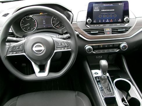 Used 2024 Nissan Altima 2.5 SV image 11