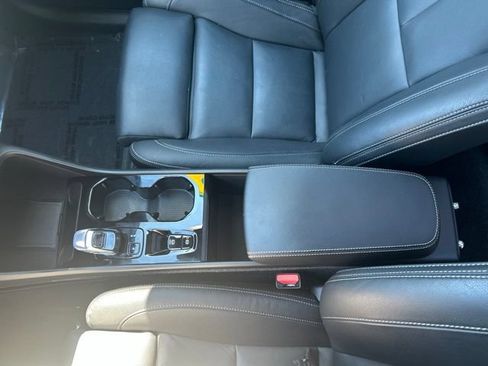 Certified 2025 Volvo XC40 B5 Plus AWD/4WD image 29