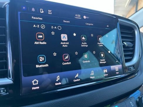 Used 2022 Chrysler Pacifica Touring-L FWD image 2
