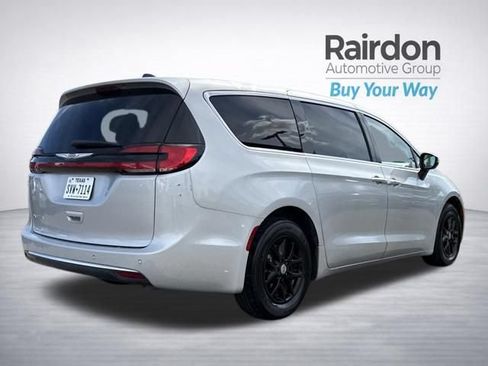 Used 2023 Chrysler Pacifica Touring-L FWD image 7