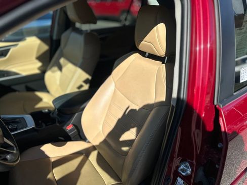 Used 2022 Toyota RAV4 XLE Premium image 10