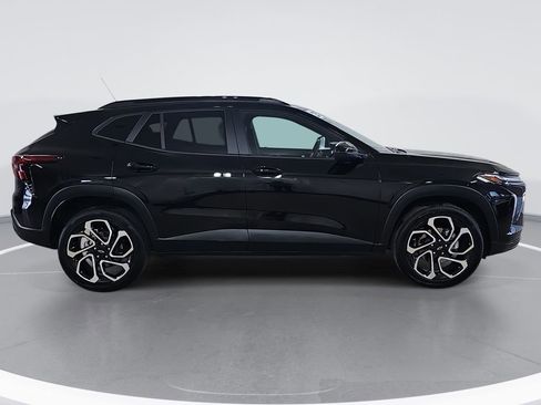 Certified 2025 Chevrolet Trax RS w/ Sunroof Package image 2