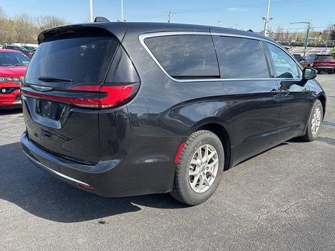 Used 2023 Chrysler Pacifica Touring-L image 8