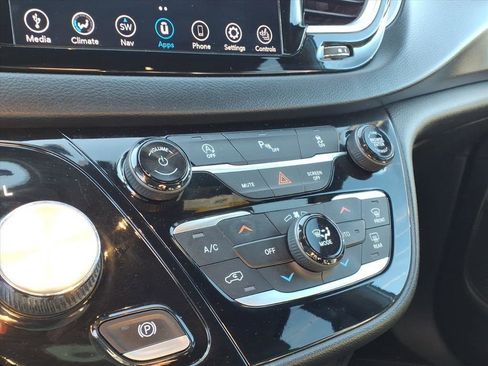 Used 2020 Chrysler Pacifica Touring-L Plus w/ S Appearance Package image 7