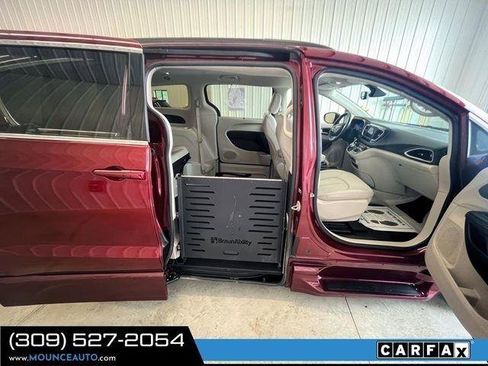Used 2021 Chrysler Voyager Lxi FWD image 7
