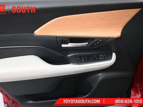 Used 2024 Toyota Grand Highlander AWD image 25