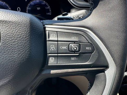 Used 2024 Jeep Grand Cherokee Limited image 19