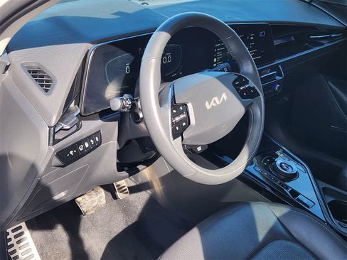 Used 2023 Kia Niro SX Touring image 2