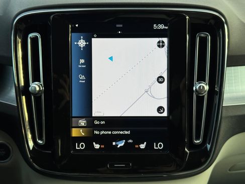 Used 2022 Volvo XC40 T5 Momentum w/ Premium Package image 24