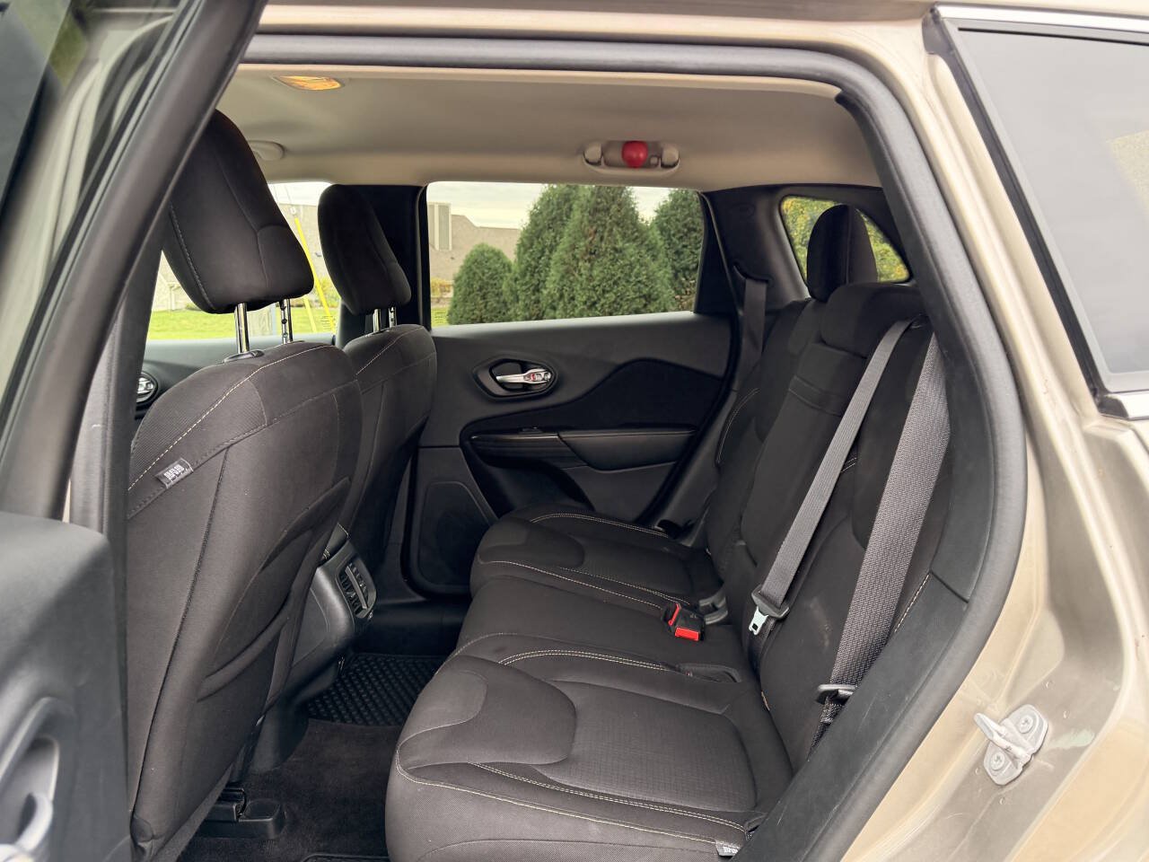 Used 2016 Jeep Cherokee Latitude w/ Comfort/Convenience Group AWD/4WD image 25