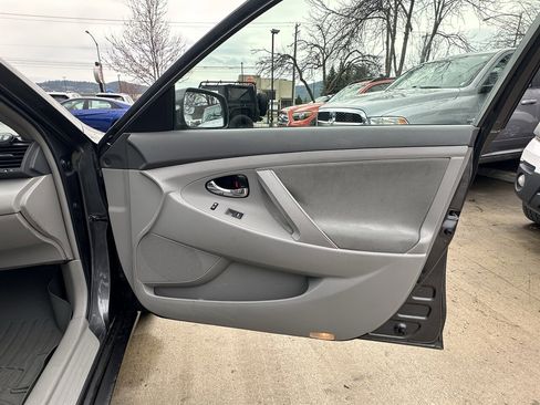 Used 2010 Toyota Camry LE image 17