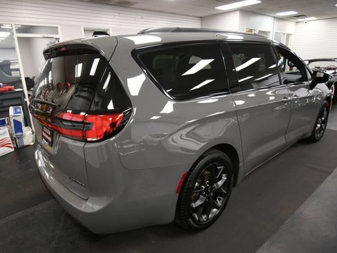 Used 2025 Chrysler Pacifica Limited FWD image 8