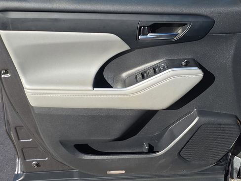 Used 2021 Toyota Highlander XLE image 13