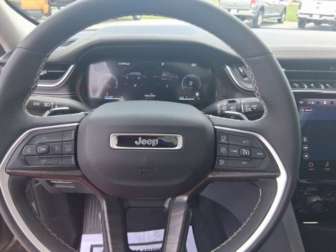 Used 2023 Jeep Grand Cherokee Limited AWD/4WD image 16