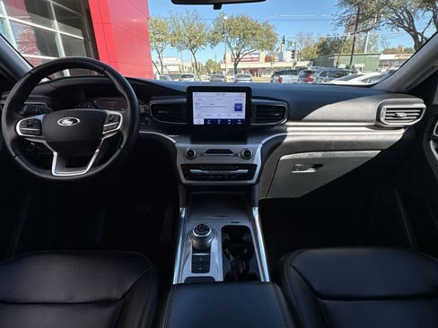Used 2022 Ford Explorer XLT w/ Equipment Group 202A image 9