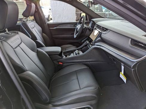 Used 2022 Jeep Grand Cherokee Overland w/ Luxury Tech Group IV AWD/4WD image 25