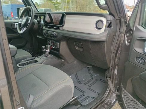Used 2025 Jeep Wrangler Unlimited Sahara AWD/4WD image 13