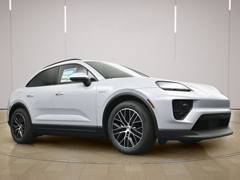 New 2026 Porsche Macan Electric RWD image 31