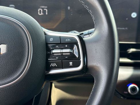 Used 2025 Kia Carnival FWD image 28