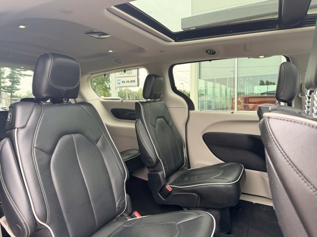 Used 2022 Chrysler Pacifica Limited w/ Uconnect Theater Family Group AWD/4WD image 16