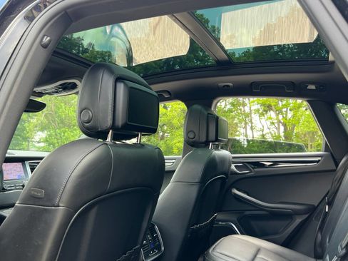 Certified 2017 Porsche Macan AWD/4WD image 23