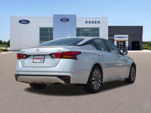 Used 2024 Nissan Altima 2.5 SV FWD image 3