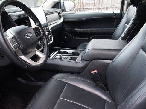 Used 2024 Ford Expedition XLT image 19