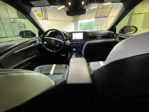 Used 2025 Toyota Camry SE w/ Convenience Package FWD image 18