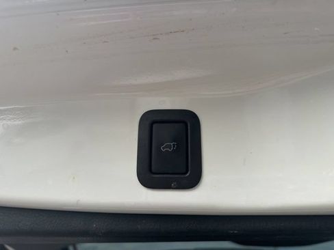 Used 2019 Toyota Highlander XLE AWD/4WD image 14