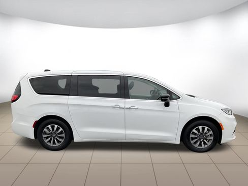 Used 2024 Chrysler Pacifica Select image 2