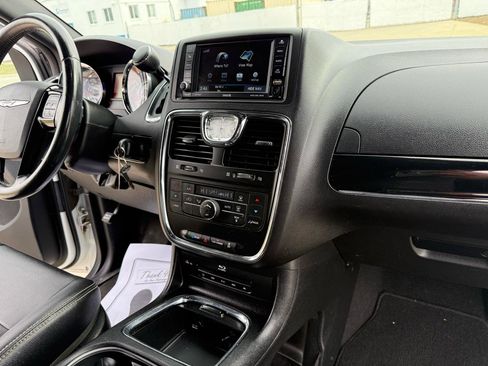 Used 2014 Chrysler Town & Country S image 30