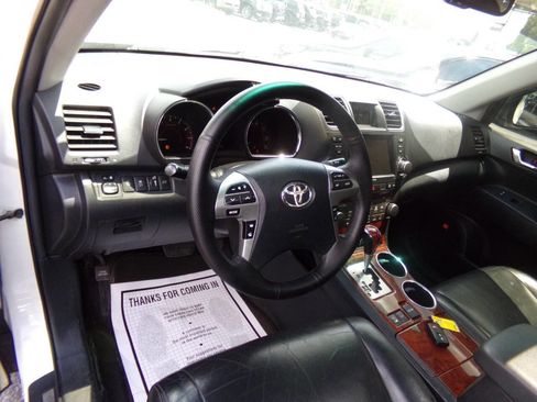 Used 2011 Toyota Highlander Limited w/ Tow Pkg AWD/4WD image 9
