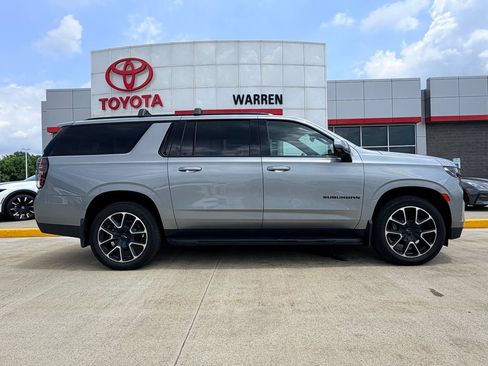 Used 2023 Chevrolet Suburban RST w/ Luxury Package AWD/4WD image 3