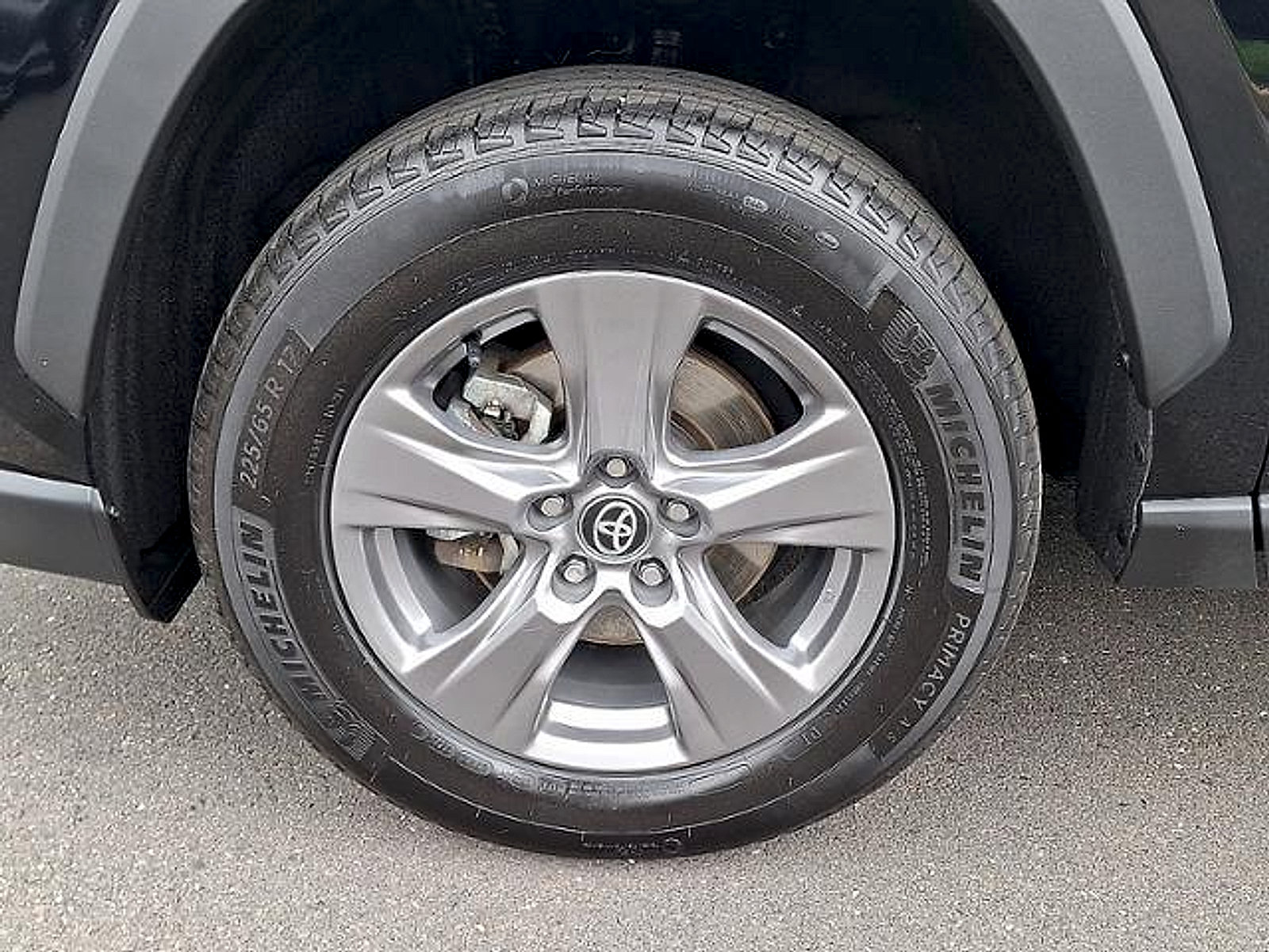 Used 2024 Toyota RAV4 XLE w/ Convenience Package FWD image 27