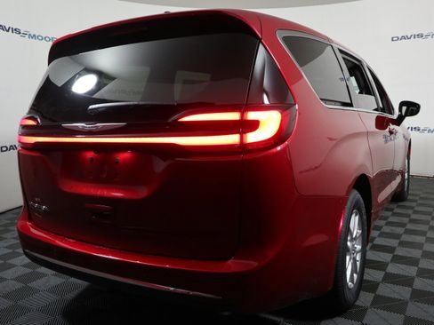 New 2026 Chrysler Pacifica Select image 6