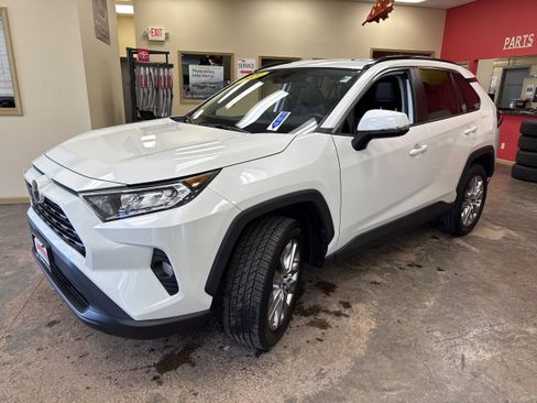 Used 2021 Toyota RAV4 XLE Premium image 3