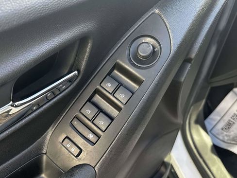 Used 2021 Chevrolet Trax LT w/ LT Convenience Package image 16