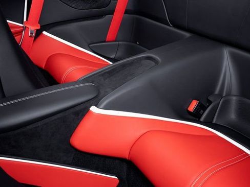 Certified 2025 Ferrari Roma Spider RWD image 30