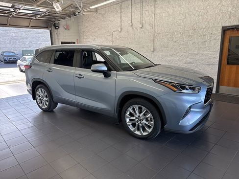 Used 2022 Toyota Highlander Limited w/ Protection Package #3 (TMS) AWD/4WD image 1