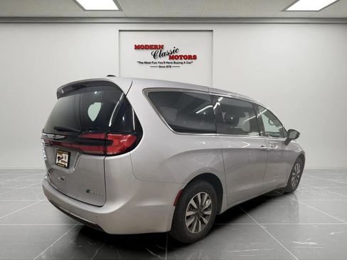 Used 2023 Chrysler Pacifica Touring-L FWD image 7