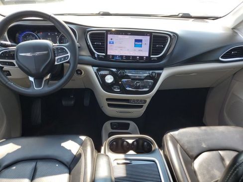 Used 2023 Chrysler Pacifica Touring-L FWD image 28
