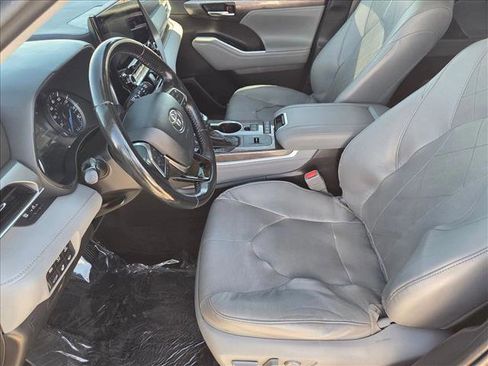 Used 2021 Toyota Highlander Platinum image 15