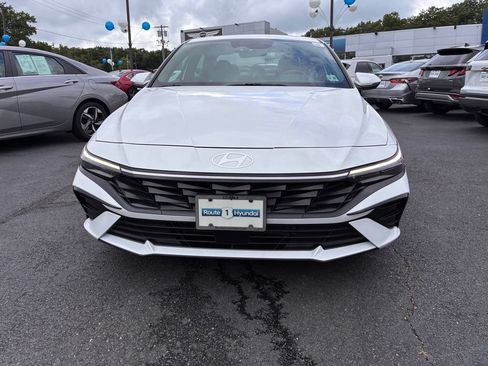 Used 2025 Hyundai Elantra Limited FWD image 2