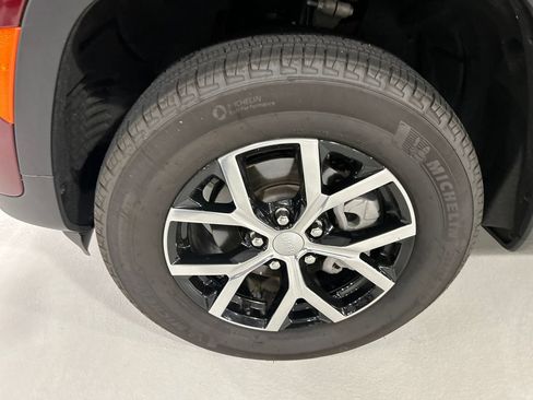 Used 2025 Jeep Grand Cherokee Limited AWD/4WD image 8