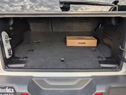 Used 2025 Jeep Wrangler Sahara AWD/4WD image 18