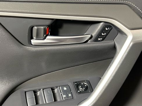Used 2020 Toyota RAV4 Limited image 16