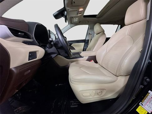 Used 2021 Toyota Highlander XLE image 18