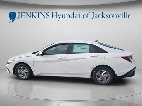 New 2025 Hyundai Elantra SE FWD image 6