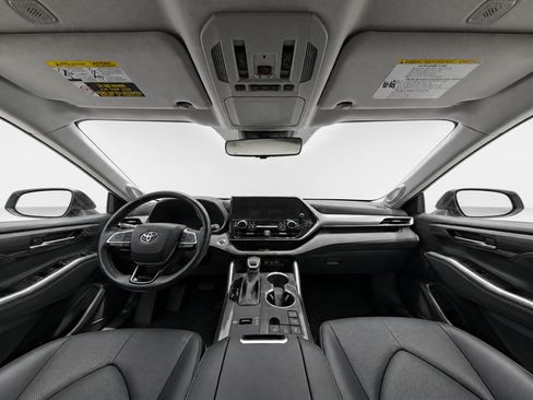 Used 2024 Toyota Highlander Platinum FWD image 9