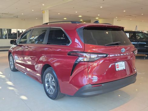 Certified 2023 Toyota Sienna XLE image 4